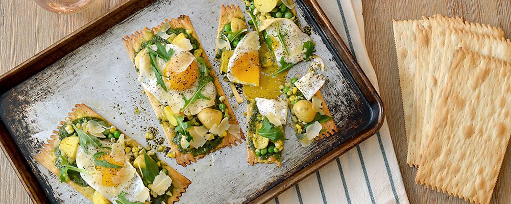 Asparagus And Fried Egg Flatbread with La Panzanella Croccantini crackers