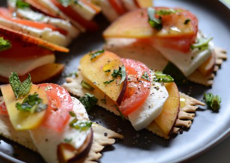 Peach Caprese Salad with La Panzanella Croccantini crackers